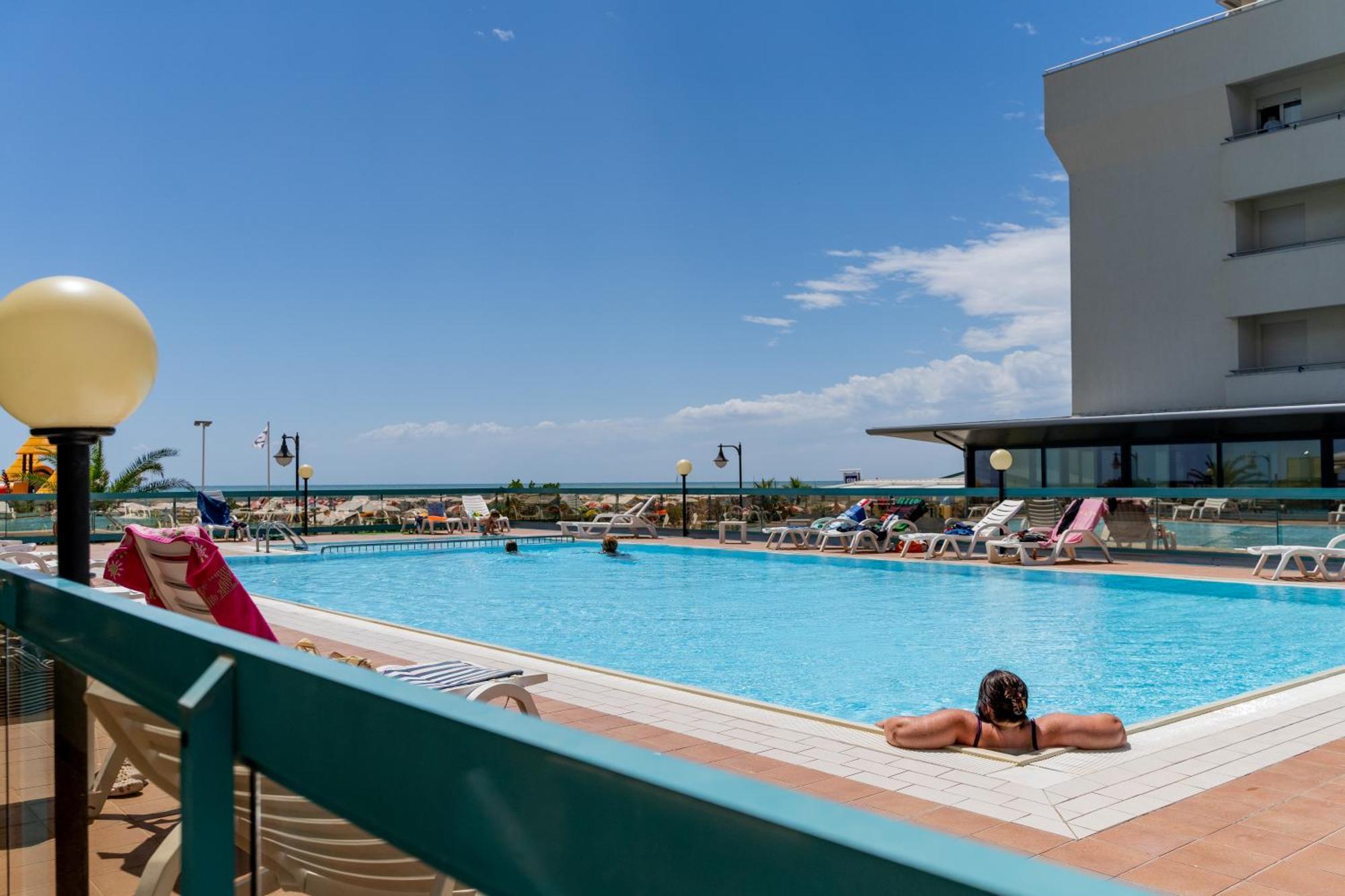 Hotel Touring Каорле Экстерьер фото