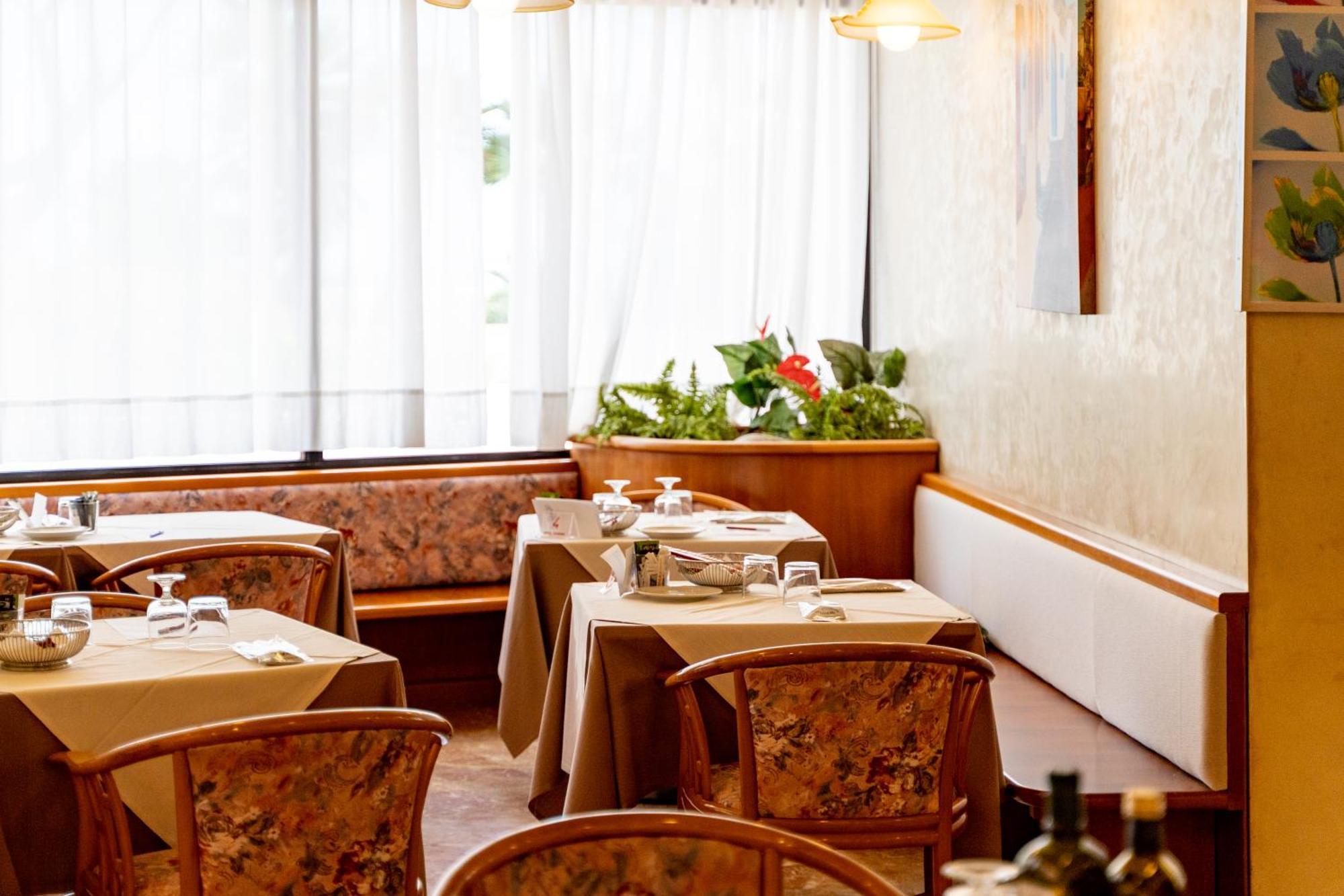 Hotel Touring Каорле Экстерьер фото