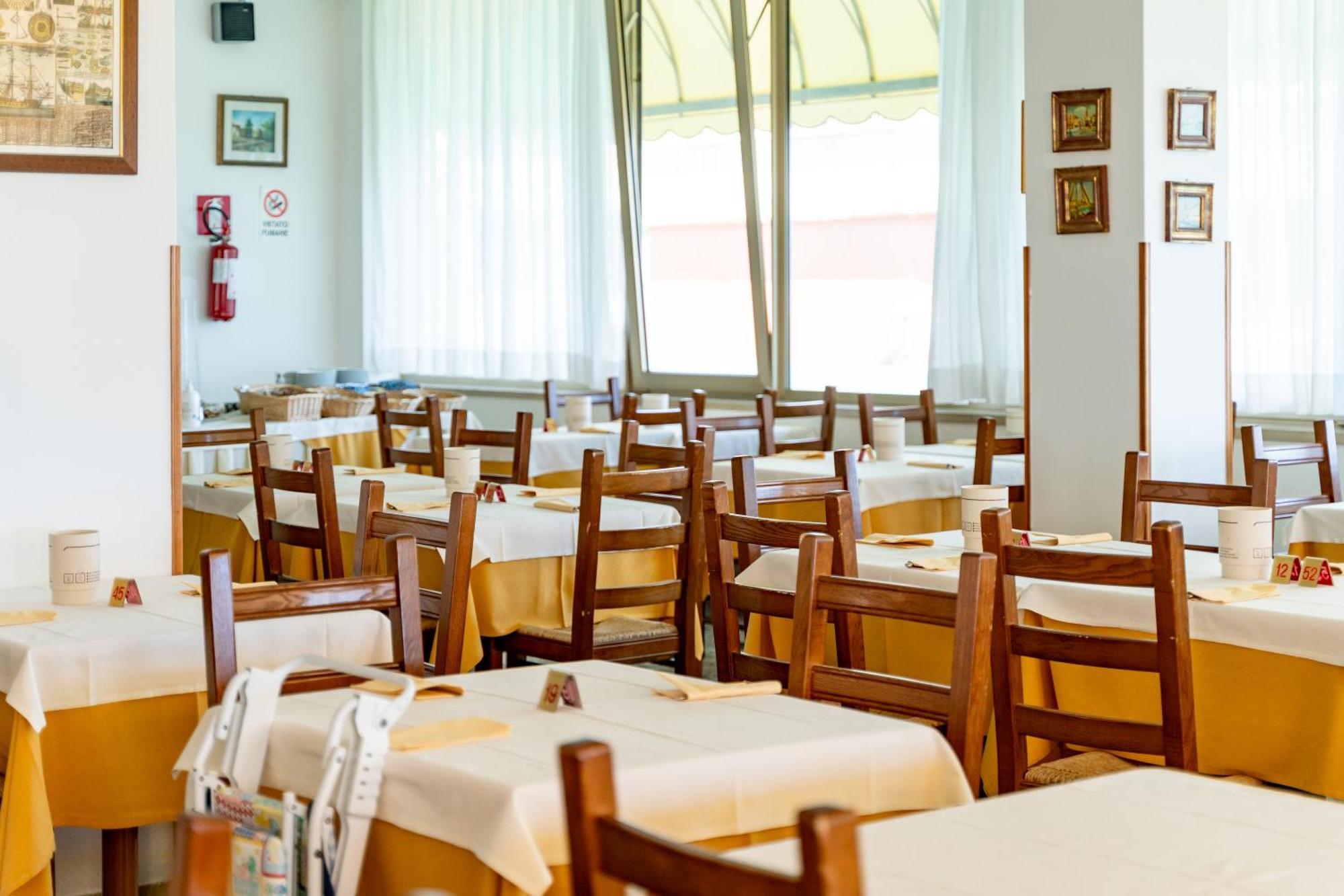 Hotel Touring Каорле Экстерьер фото