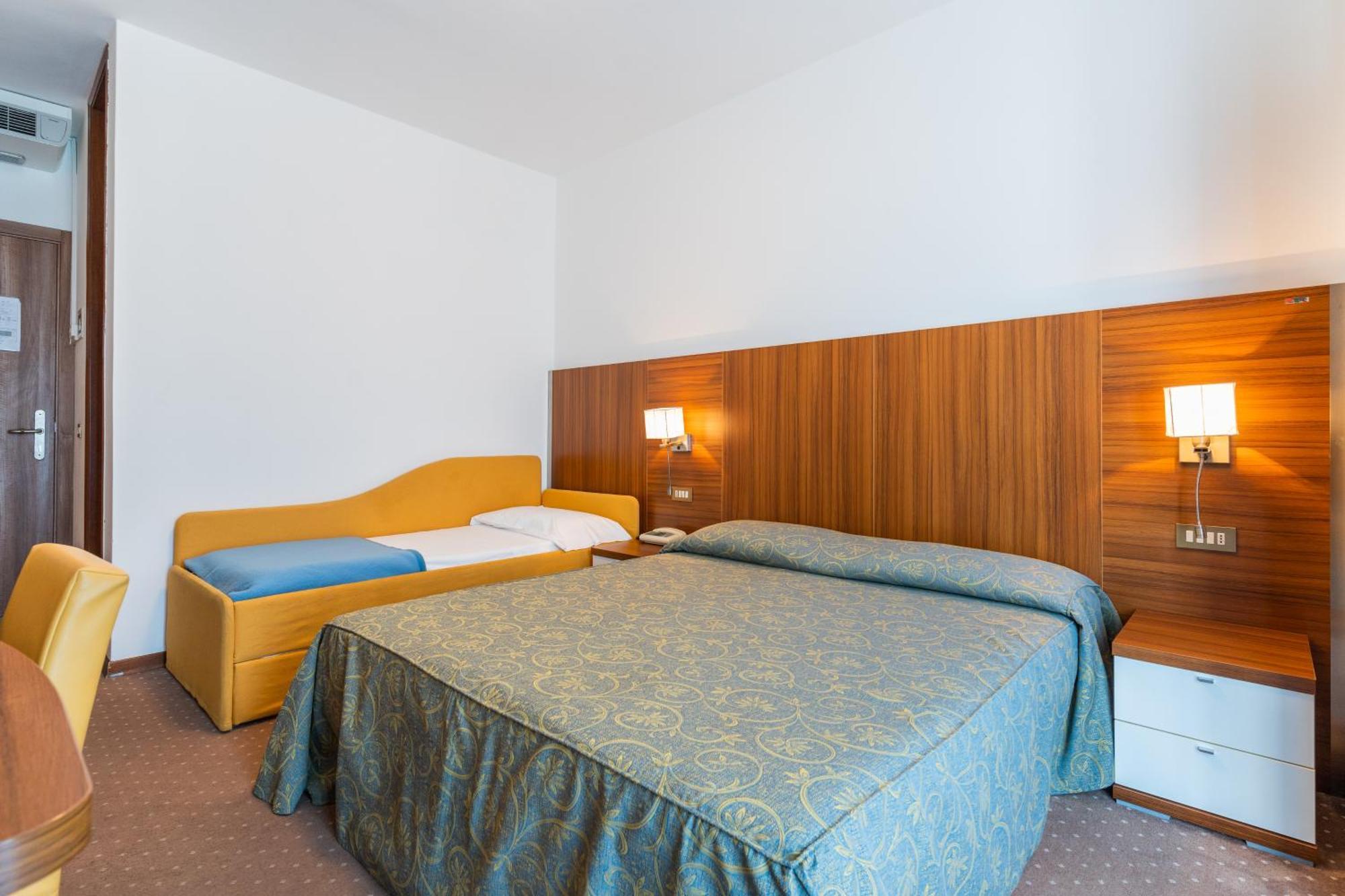Hotel Touring Каорле Экстерьер фото