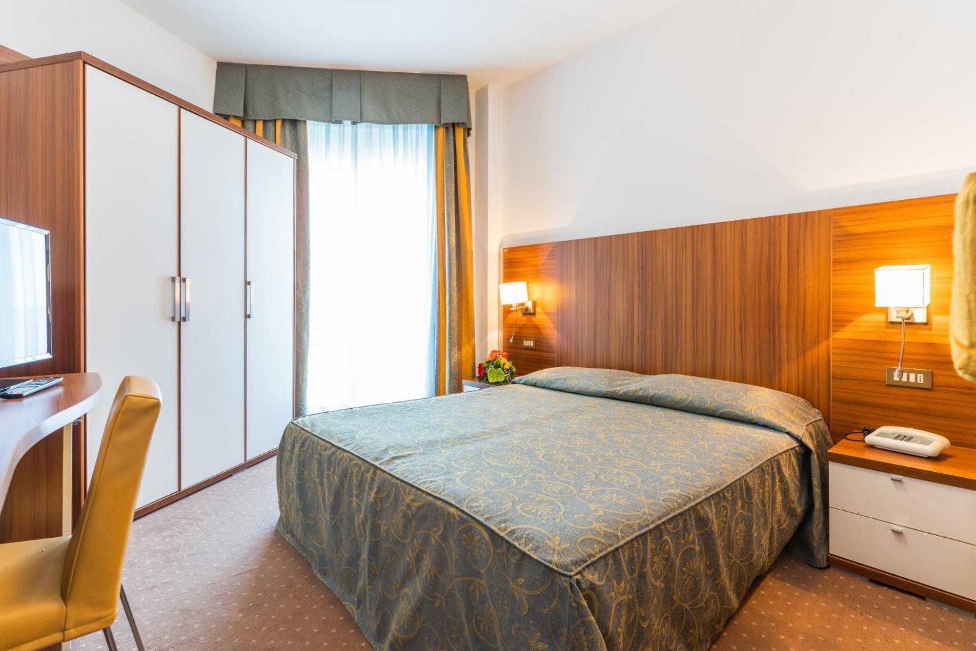 Hotel Touring Каорле Экстерьер фото