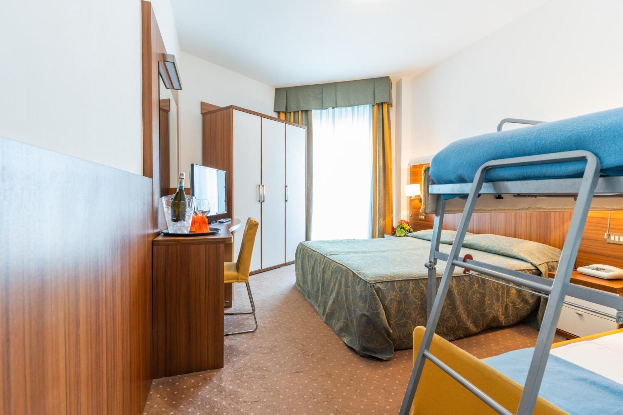 Hotel Touring Каорле Экстерьер фото