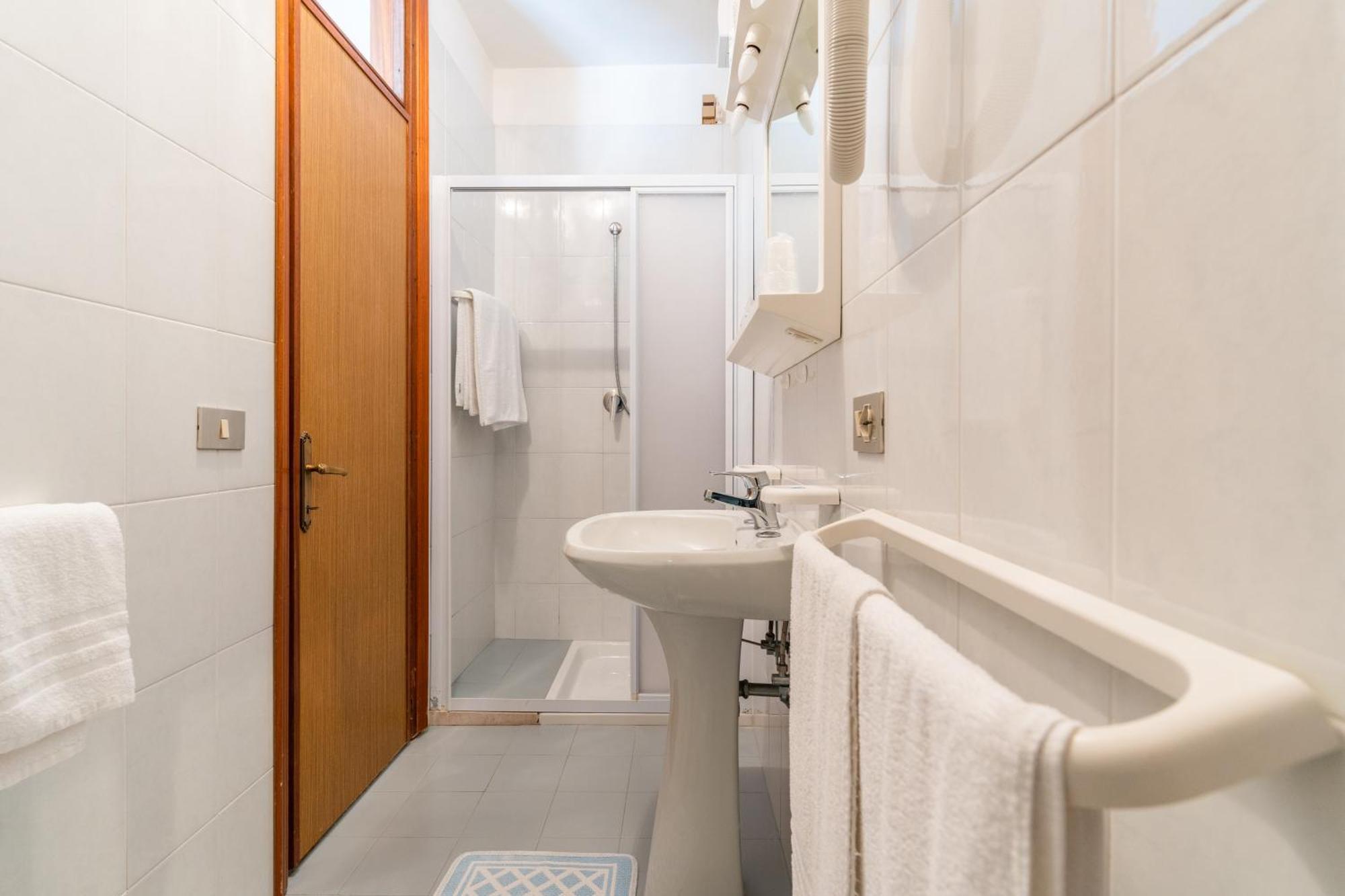 Hotel Touring Каорле Экстерьер фото