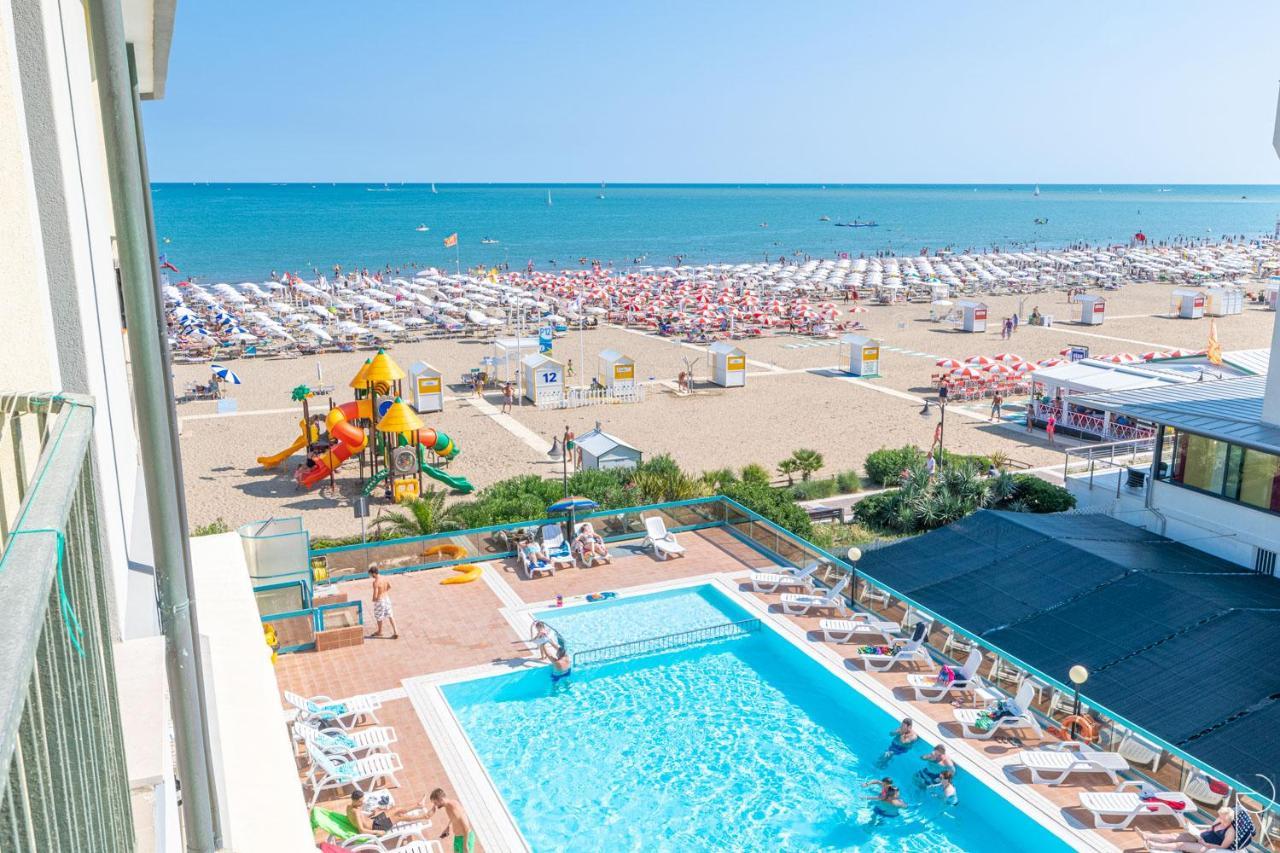 Hotel Touring Каорле Экстерьер фото