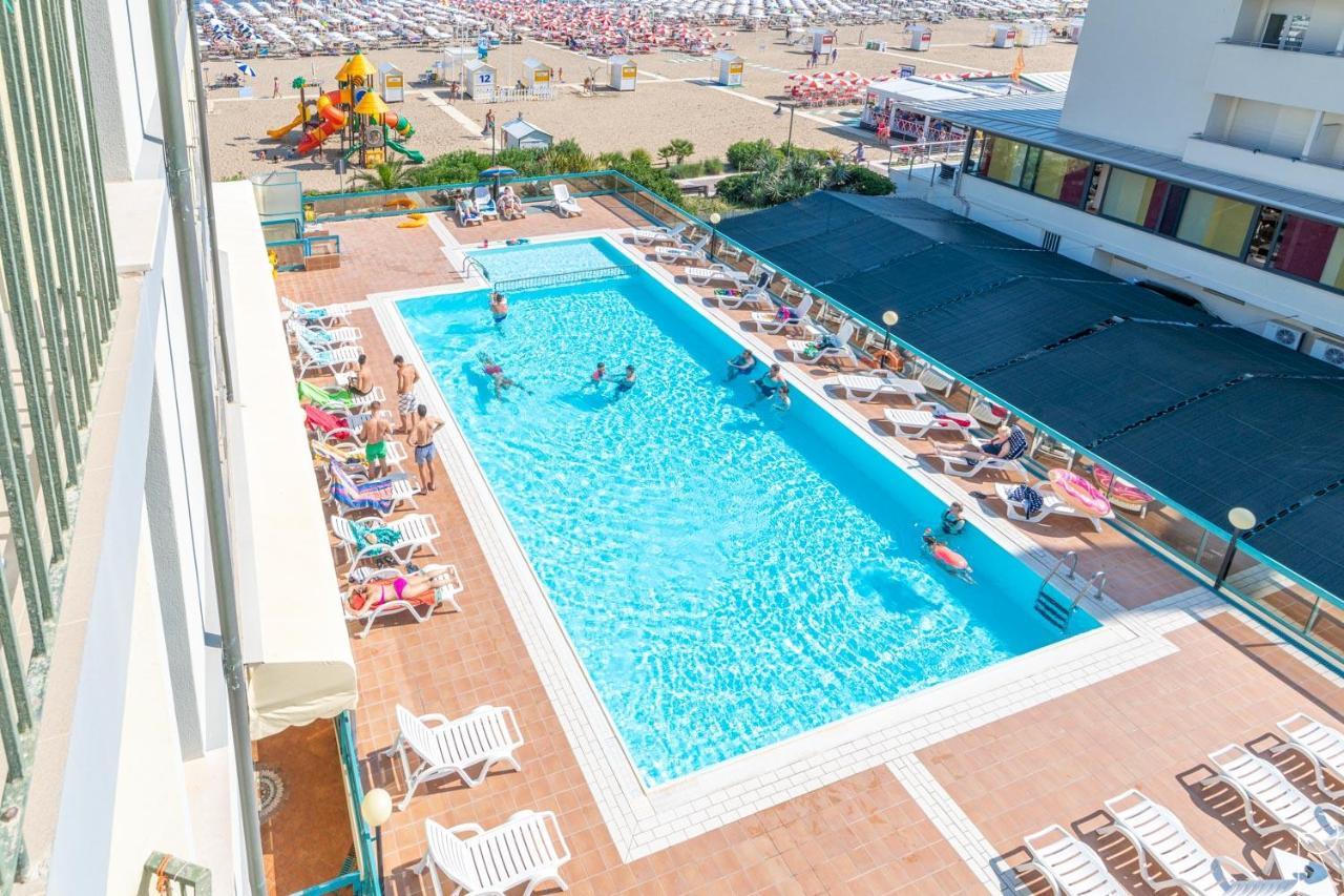 Hotel Touring Каорле Экстерьер фото
