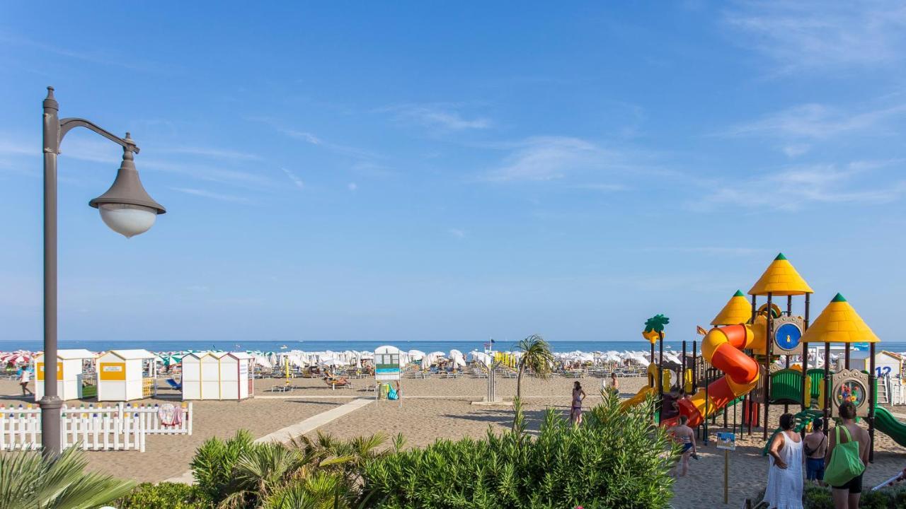 Hotel Touring Каорле Экстерьер фото