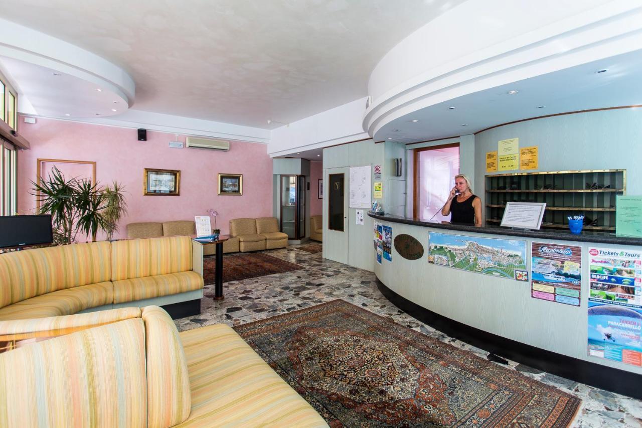 Hotel Touring Каорле Экстерьер фото