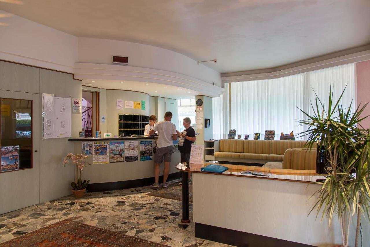 Hotel Touring Каорле Экстерьер фото